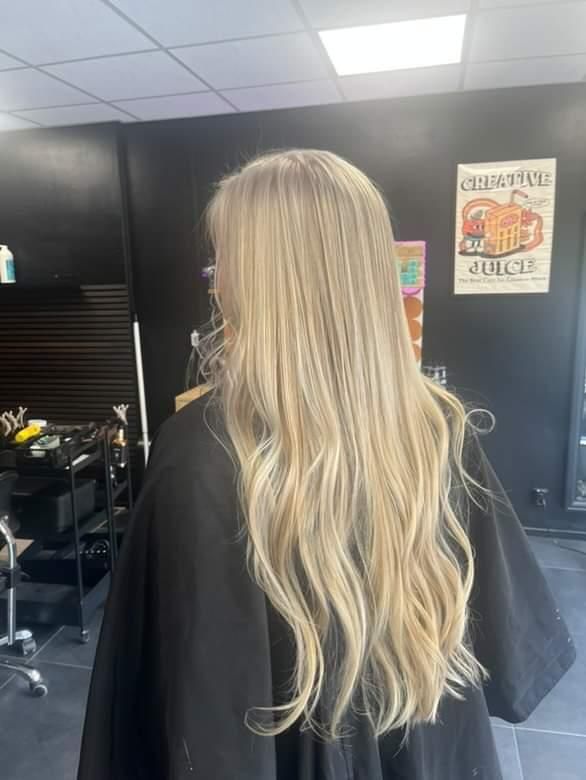 Lang blond haar in losse golven