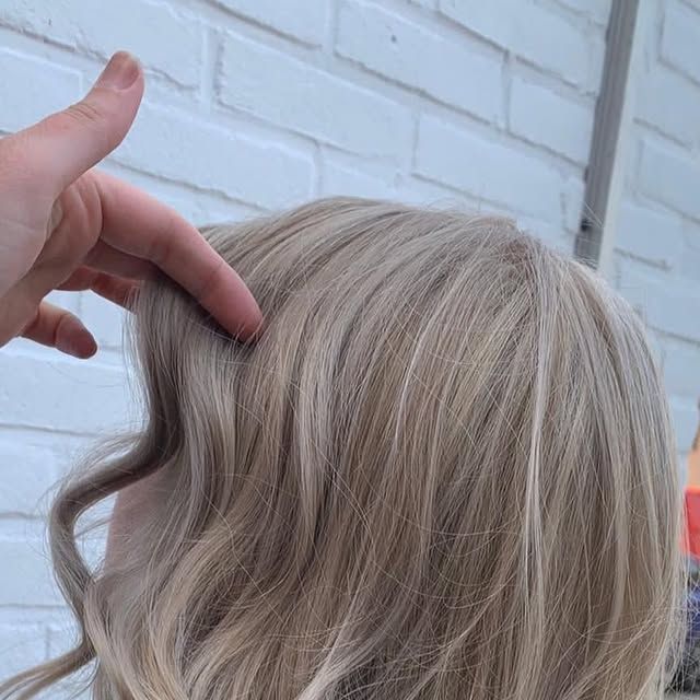 Koel asblond haar in golven